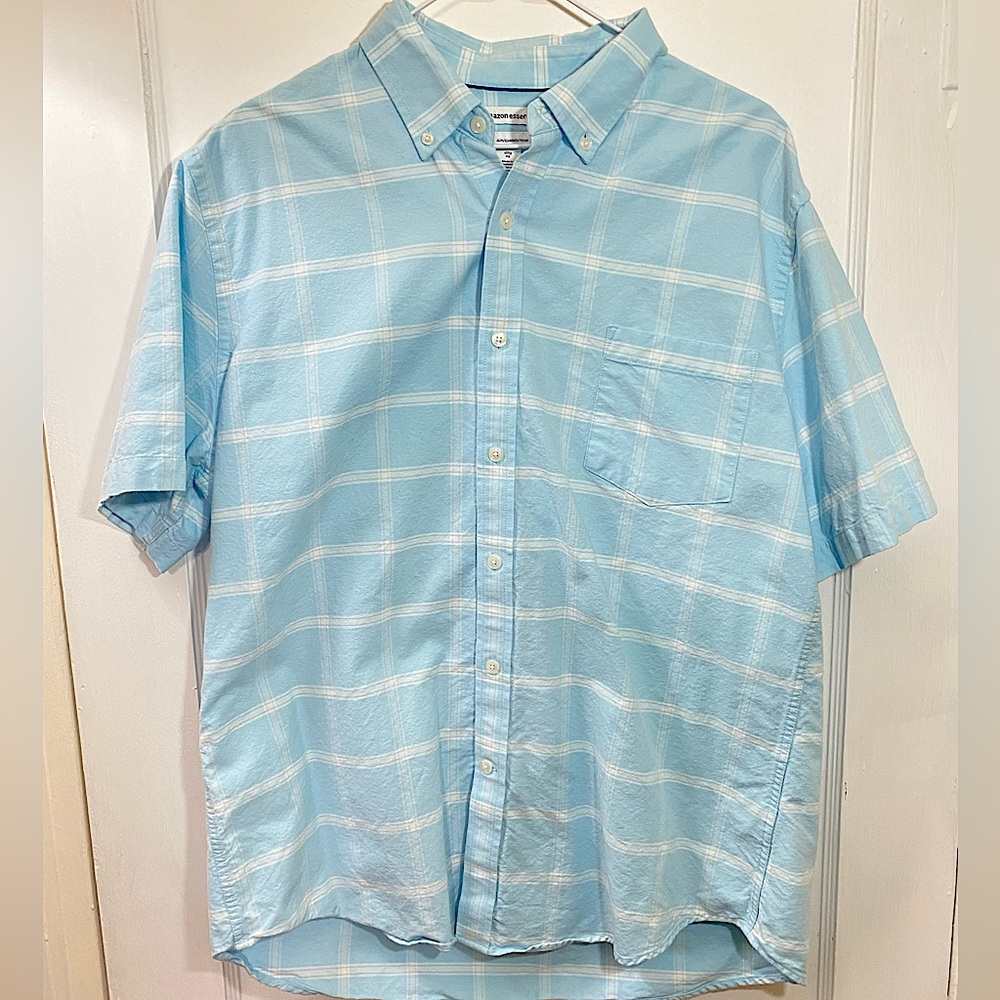 XL short sleeve. Smoke free environment. Thick material